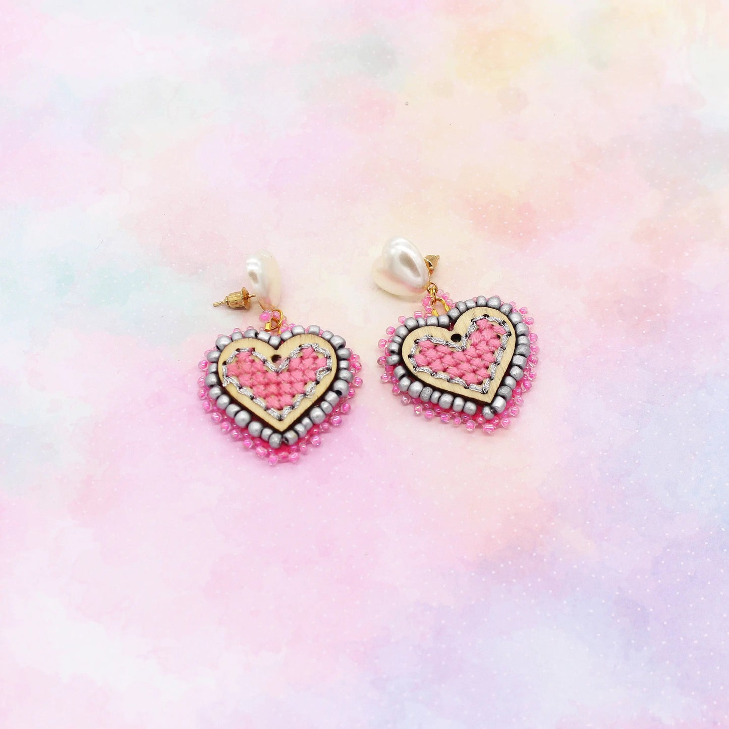 Ohrringe „Besticktes Holz Herz“ rosa
